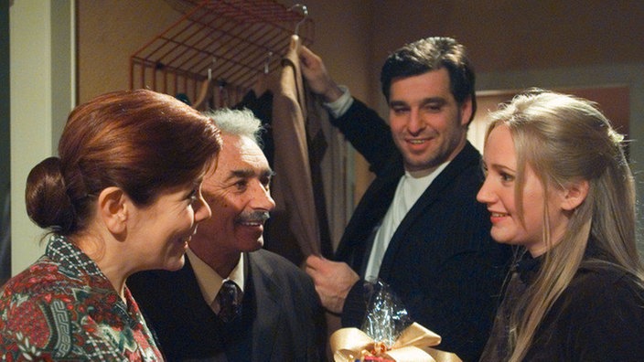 Lisa (Sontje Peplow, rechts) und Murat (Erkan Gündüz, 2.v.r.) haben Murats Eltern (Berrin Alganer Lenz, Cetin Ipekkaya) in die neue Wohnung eingeladen.