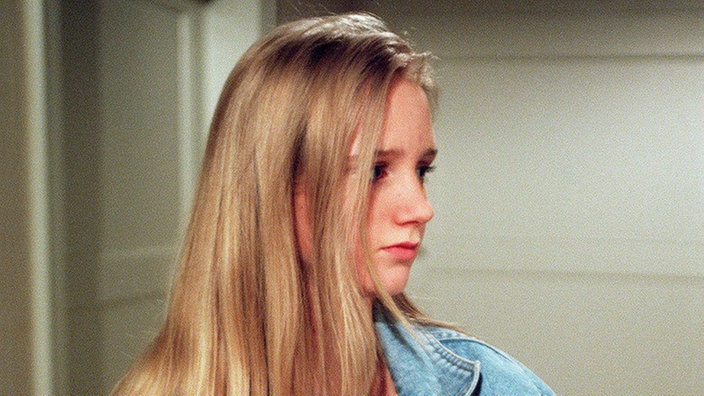Lisa (Sontje Peplow) stiehlt Reiseunterlagen