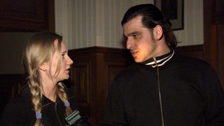 Lisa (Sontje Peplow) und Murat (Erkan Gündüz) brechen in die verwaiste Dressler-Wohnung ein.