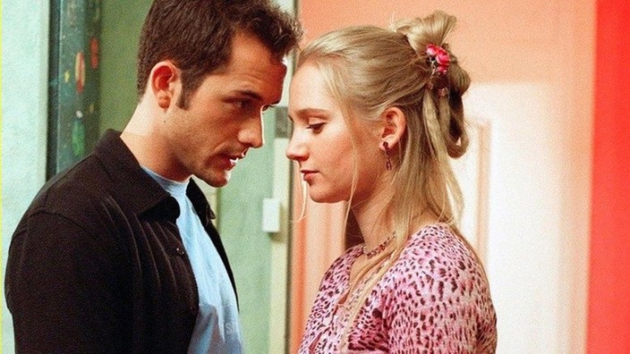 Lisa (Sontje Peplow) will Alex (Joris Gratwohl) erzählen, dass sie ein Kind von ihm erwartet. Doch der kommt ihr mit einer schockierenden Nachricht zuvor.