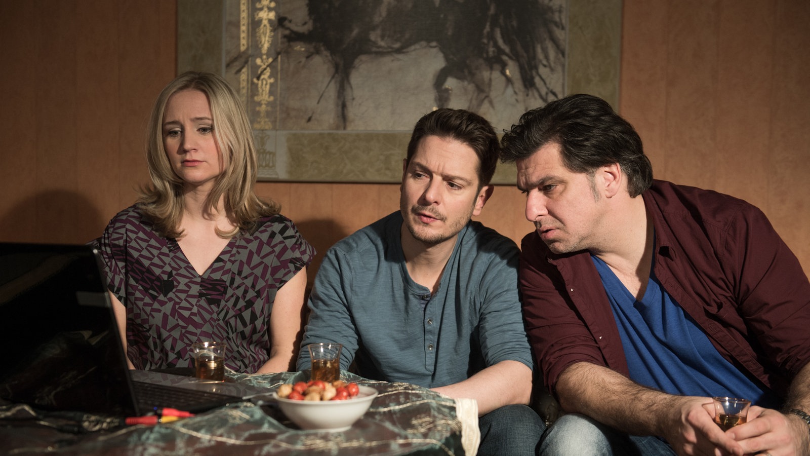 Lisa, Timo und Murat betrachten den Bildschirm skeptisch