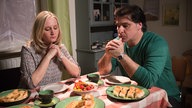 Lisa und Murat schweigen sich beim Abendessen an