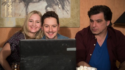 Lisa und Timo freuen sich, Murat sitzt daneben