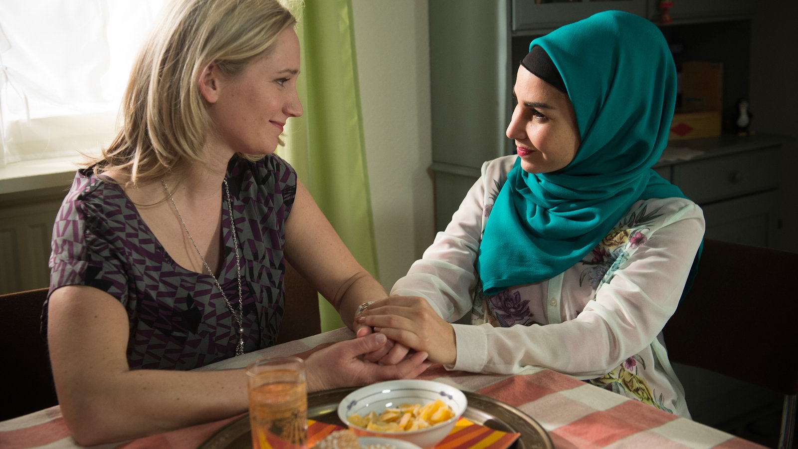 Lisa unterhält sich mit Yildiz