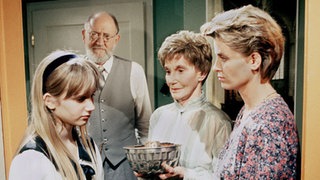 Lisa weigert sich, Rosis Abschiedsgeschenk anzunehmen (v.l.: Sontje Peplow, Robert Zimmerling, Margret van Munster, Andrea Spatzek).