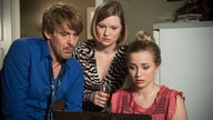 Lotti, Tanja und Lea schauen enttäuscht auf den Bildschirm