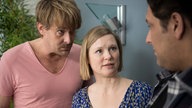 Lotti und Tanja schauen einen Techniker an