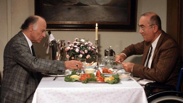 Ludwig (Ludwig Haas) hat Dr Pauli (Dieter Schaad) zur Aussprach und zum Essen eingeladen.