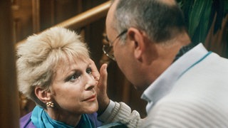 Ludwig (Ludwig Haas) und Elisabeth Dressler (Dagmar Hessenland) kommen aus ihrem Italien-Urlaub zurück. Elisabeth hofft, dass sie und ihr Mann wieder zueinanderfinden.