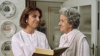 Lydia (Tilli Breidenbach, rechts) gibt ihrer Tochter Berta (Ute Mora) Tipps für die Reise nach Mexiko.