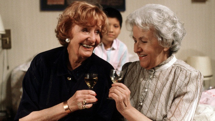 Lydia (Tilli Breidenbach, rechts) und Amélie (Anna Teluren) stoßen auf den Urlaub in Rom an.
