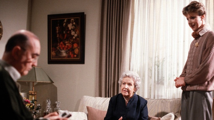 Lydia (Tilli Breidenbach) und Elisabeth (Dagmar Hessenland, rechts) fragen sich, wie sie Ludwig (Ludwig Haas) aufheitern können.