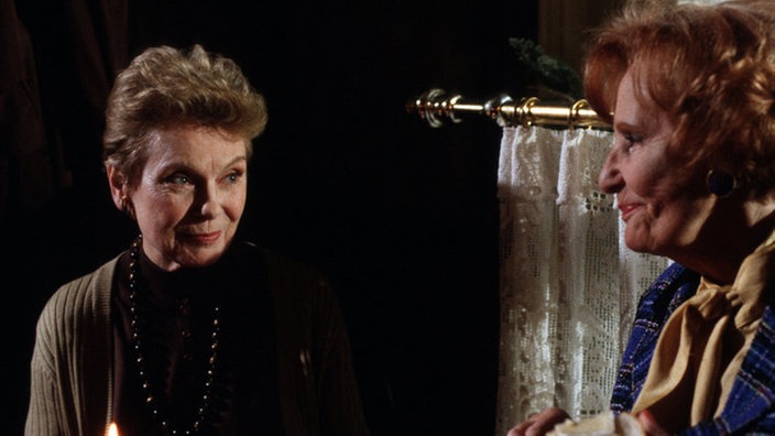 Lydia (Ursula Ludwig, links) und Amélie (Anna Teluren) lassen die 'guten alten Zeiten' Revue passieren.