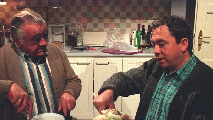 Männerwirtschaft: Egon (Wolfgang Grönebaum, links) und Olaf (Franz Rampelmann) kochen zusammen.