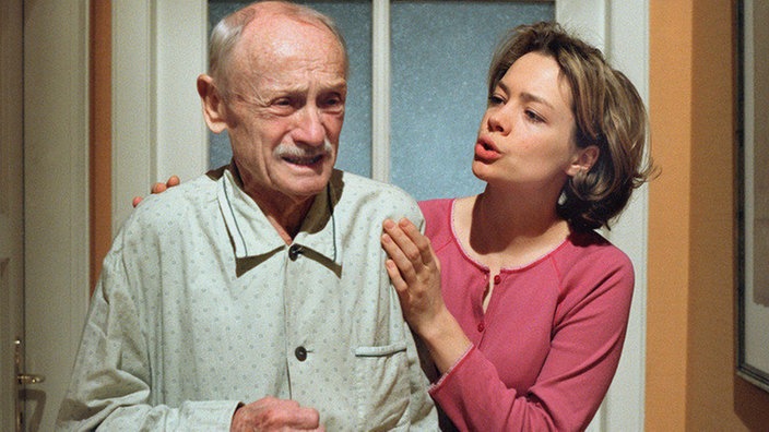 Maja (Christine Stienemeier) fängt Onkel Franz (Martin Rickelt) ab, der völlig verwirrt durch die Wohnung irrt. Kurze Zeit später steht Maja die nächste Auseinandersetzung ins Haus – diesmal mit Helga.