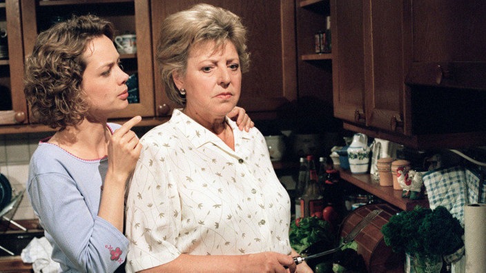 Maja (Christine Stienemeier, links) tröstet Helga (Marie-Luise Marjan), die aus Frust über Erich wieder Spiegeleier brät.