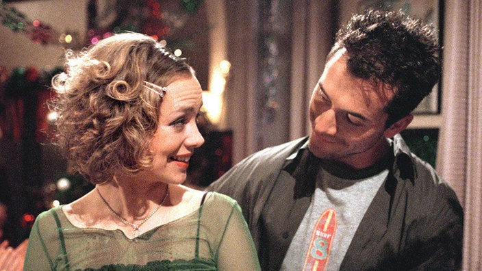 Maja (Christine Stienemeier) sucht Trost in einem Flirt mit dem feschen Alex (Joris Gratwohl).