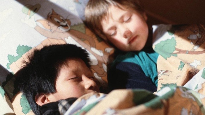 Manoel (Marcel Komissin) ist heimlich zu Klausi (Moritz A. Sachs, rechts) ins Bett geschlüpft.