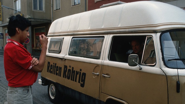 Manoel (Marcel Komissin, links) vertraut sich Hajo (Knut Hinz) an.