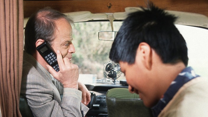 Manoel (Marcel Komissin, rechts) besucht Hajo (Knut Hinz) in seinem Kleinbus.