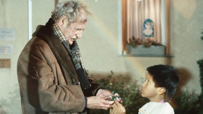Manoel (Marcel Komissin, rechts) schenkt Gottlieb (Fritz Bachschmidt) zum Abschied den heiligen Christopherus.