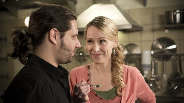 Manolis und Sandra kommen sich näher