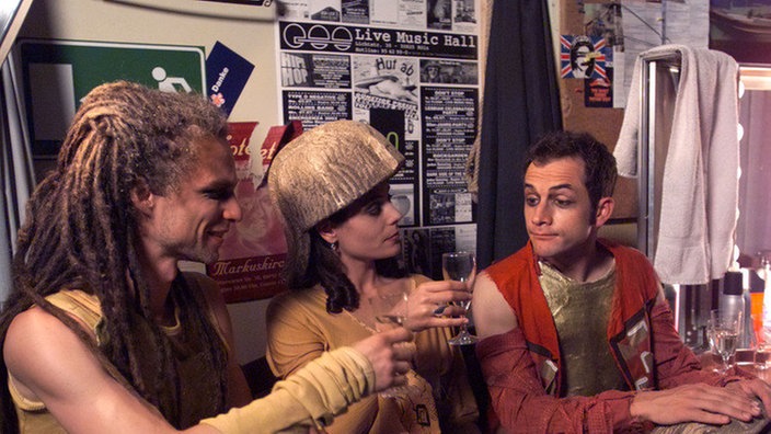 Marcella, Momo und Alex prosten sich zu