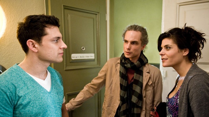 Marcella, Momo und Enzo stehen im Flur