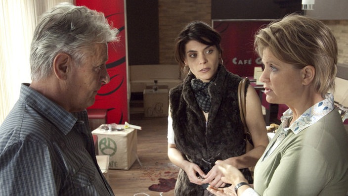 Marcella (Sara Turchetto, Mitte) wurde im Lauf des Tages aus der Klinik entlassen und inspiziert den Tatort. Gabi (Andrea Spatzek) und Andy (Jo Bolling) kommen vorbei und klären sie über die Hintergründe des Attentats auf.