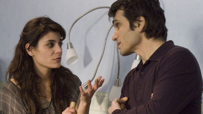 Marcella (Sara Turchetto) und Vasily (Hermes Hodolides) zweifeln: War es richtig, mit dem "Café Moorse" in eine Franchise-Kette einzusteigen?