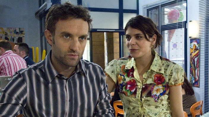 Marcella (Sara Turchetto) will sich mit Julian (Urs Villiger) versöhnen. Doch der stellt auf stur.