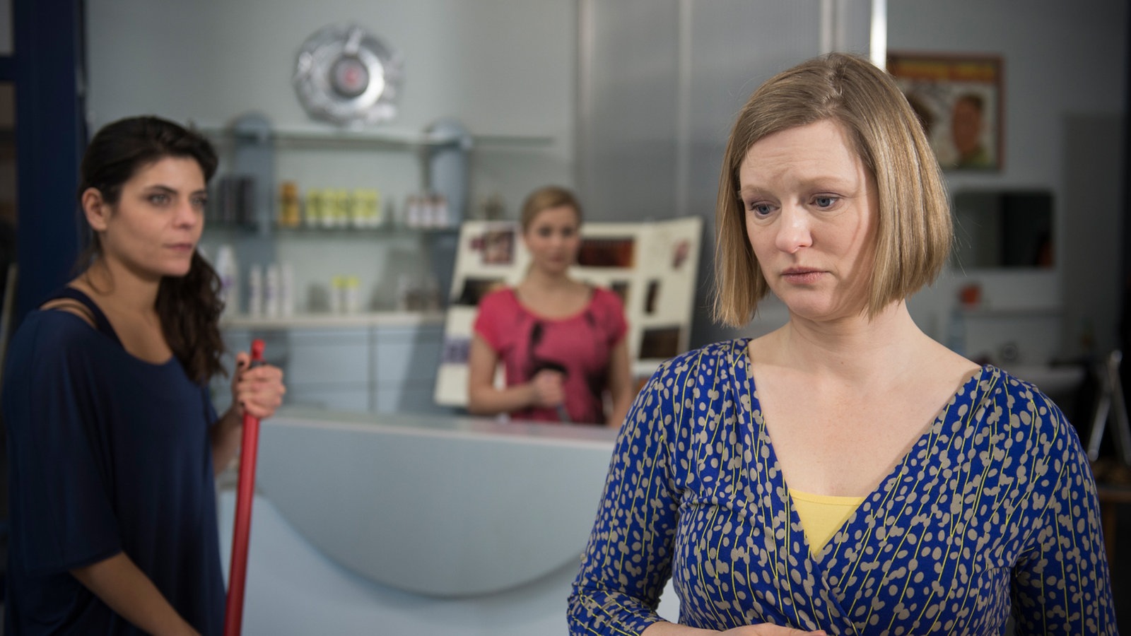 Marcella und Lea schauen mitleidig zu Tanja