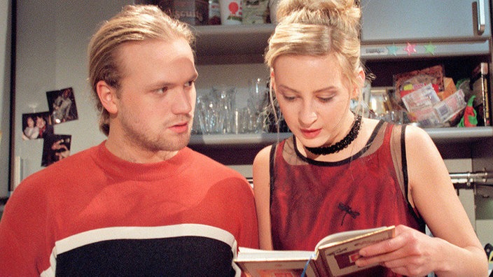 Maria (Nora Marie Horstkotte) und Klaus (Moritz A. Sachs) machen in Momos Notizbuch eine erschreckende Entdeckung.