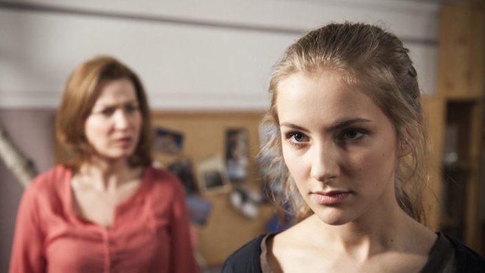 Maria schaut Caro fragend an