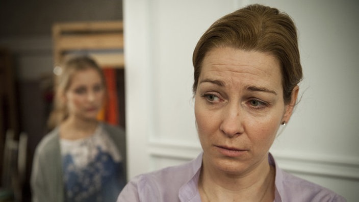 Maria steht niedergeschlagen vor Caro