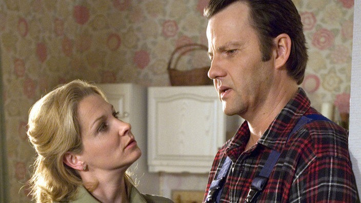 Maria (Tanja Frehse) beruhigt Jimi (Christian Rudolf): Josi wird die Schule in jedem Fall schaffen.