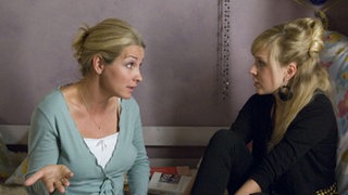 Maria (Tanja Frehse, links) redet Josi (Clara Dolny) ins Gewissen: Sie soll lieber eine Ausbildung beginnen statt sich nur einen Job zu suchen.