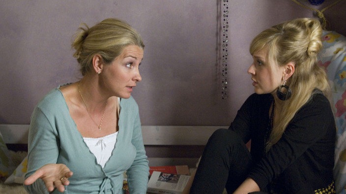 Maria (Tanja Frehse, links) redet Josi (Clara Dolny) ins Gewissen: Sie soll lieber eine Ausbildung beginnen statt sich nur einen Job zu suchen.