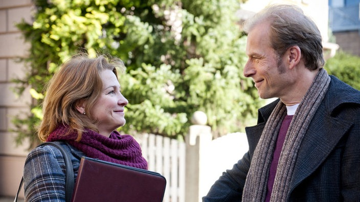 Maria und Ernesto lächeln sich an