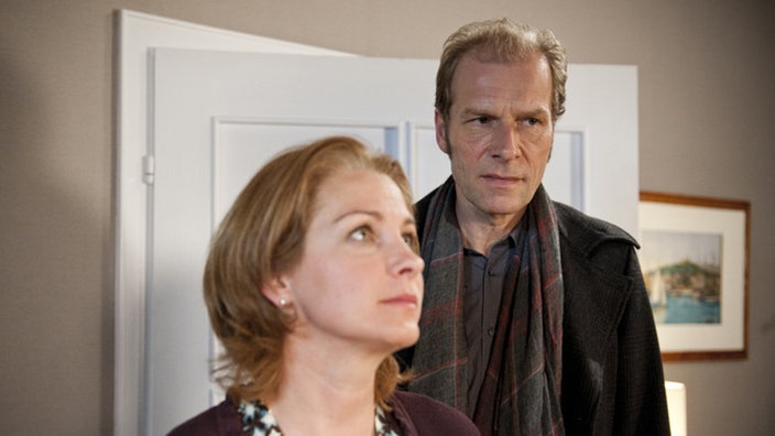 Maria und Ernesto streiten im Stadler-Wohnzimmer