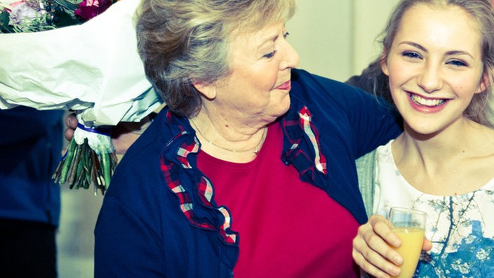 Marie-Luise Marjan umarmt Cynthia