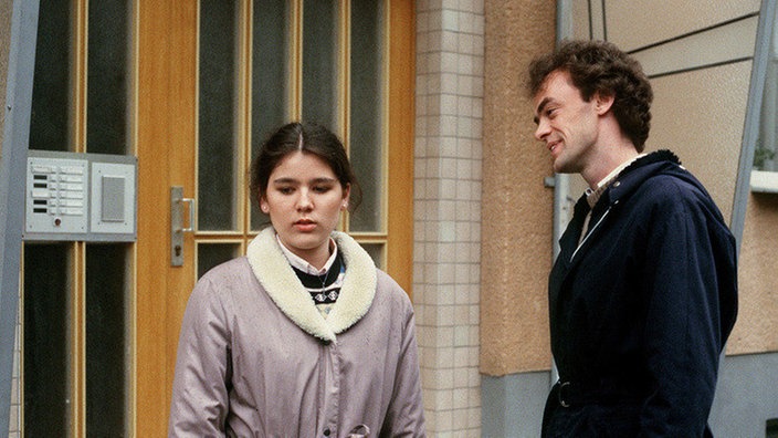 Marion Beimer (Ina Bleiweiß) macht der Gedanke unglücklich, dass Matthias Steinbrück (Manfred Schwabe) alles für sie aufgeben will.