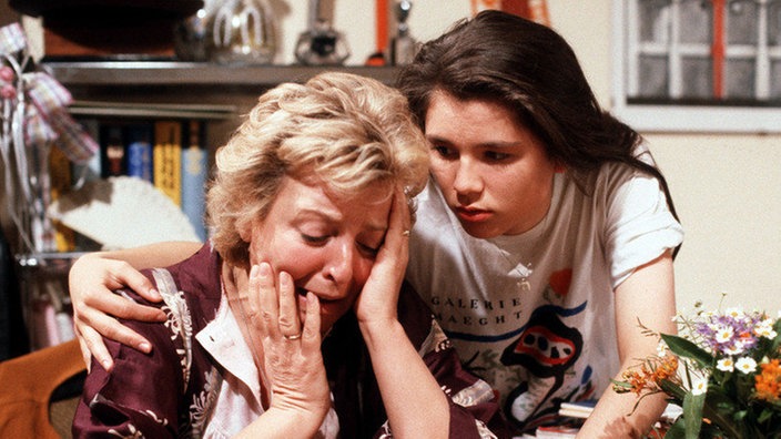 Marion (Ina Bleiweiß, rechts)  tröstet die völlig aufgelöste Helga (Marie-Luise Marjan)