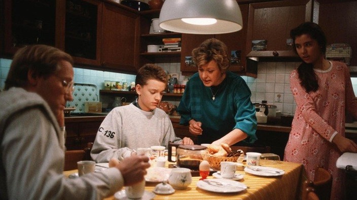 Marion ist von Beates Einzug weniger begeistert (v.l.: Joachim Hermann Luger, Christian Kahrmann, Marie-Luise Marjan und Ina Bleiweiß).