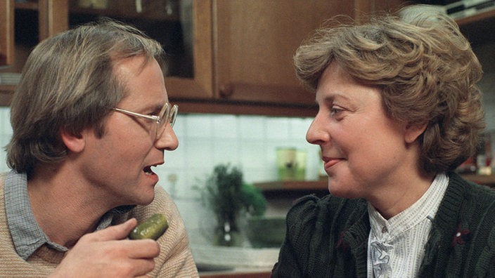 Marion kehrt aus Griechenland zurück. Helga (Marie-Luise Marjan) und Hans (Joachim Hermann Luger) sind erleichtert.