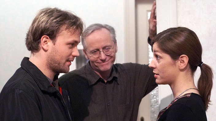 Marion (Ulrike C. Tscharre) gratuliert Klaus (Moritz A. Sachs, links) nachträglich zur Hochzeit. Hans (Joachim Hermann Luger) freut sich mit seinen Kindern.