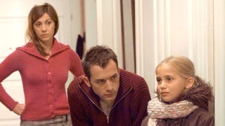 Marion (Ulrike C. Tscharre, links) und Alex (Joris Gratwohl) sind anscheinend die einzigen, die noch Zugang zu der verstörten Lea (Anna-Sophia Claus) haben.
