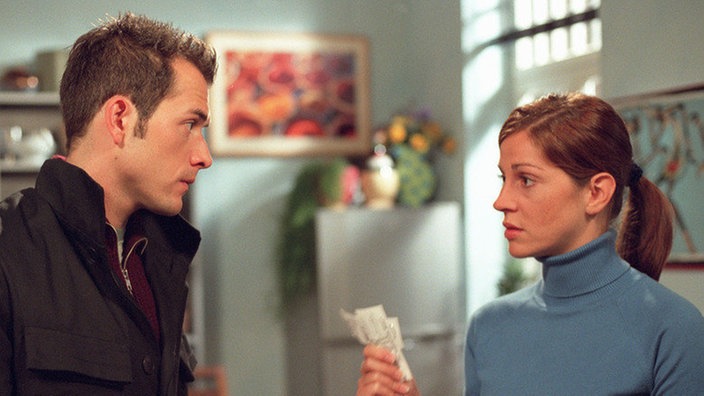 Marion (Ulrike C. Tscharre) meint, Beweise für Alex' (Joris Gratwohl) Untreue gefunden zu haben.
