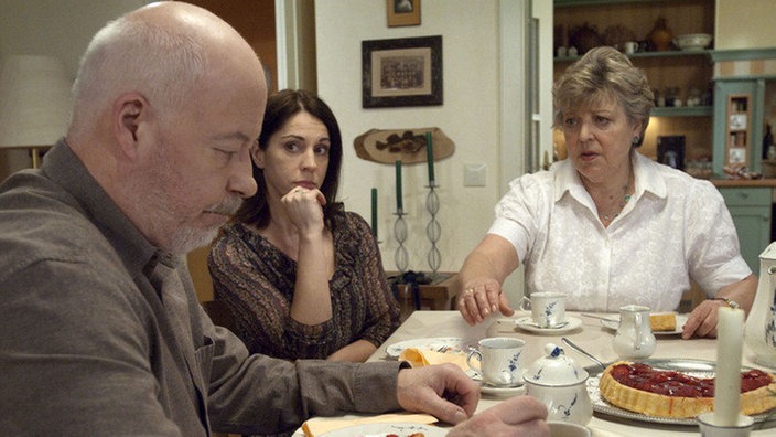 Marion (Ulrike C. Tscharre, Mitte) besucht Helga (Marie-Luise Marjan) und Erich (Bill Mockridge). Der ist am Boden zerstört, weil es vergangene Woche doch kein passendes Spenderherz gab.