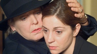 Marion (Ulrike C. Tscharre, rechts) erklärt Helga (Marie-Luise Marjan), dass Alex für sie endgültig gestorben ist.